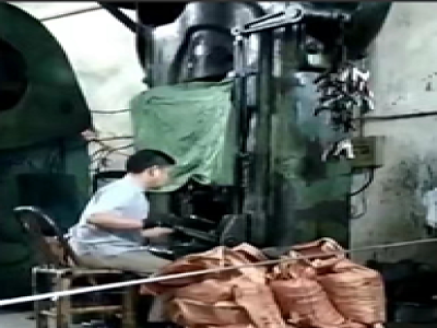 實(shí)拍——伺服電動螺旋壓磚機(jī)工作現(xiàn)場